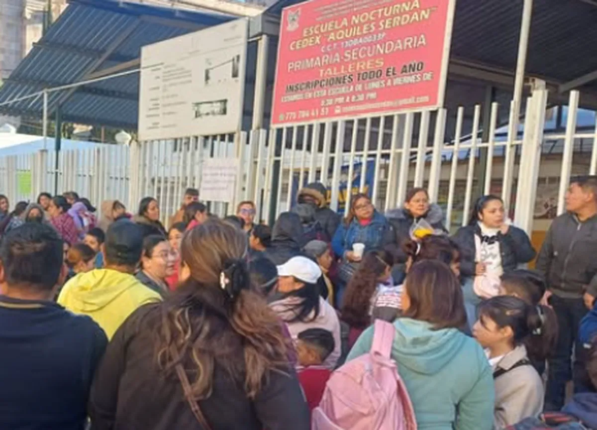 Maestros de primaria en Tulancingo cierran el plantel por rechazo al nuevo director