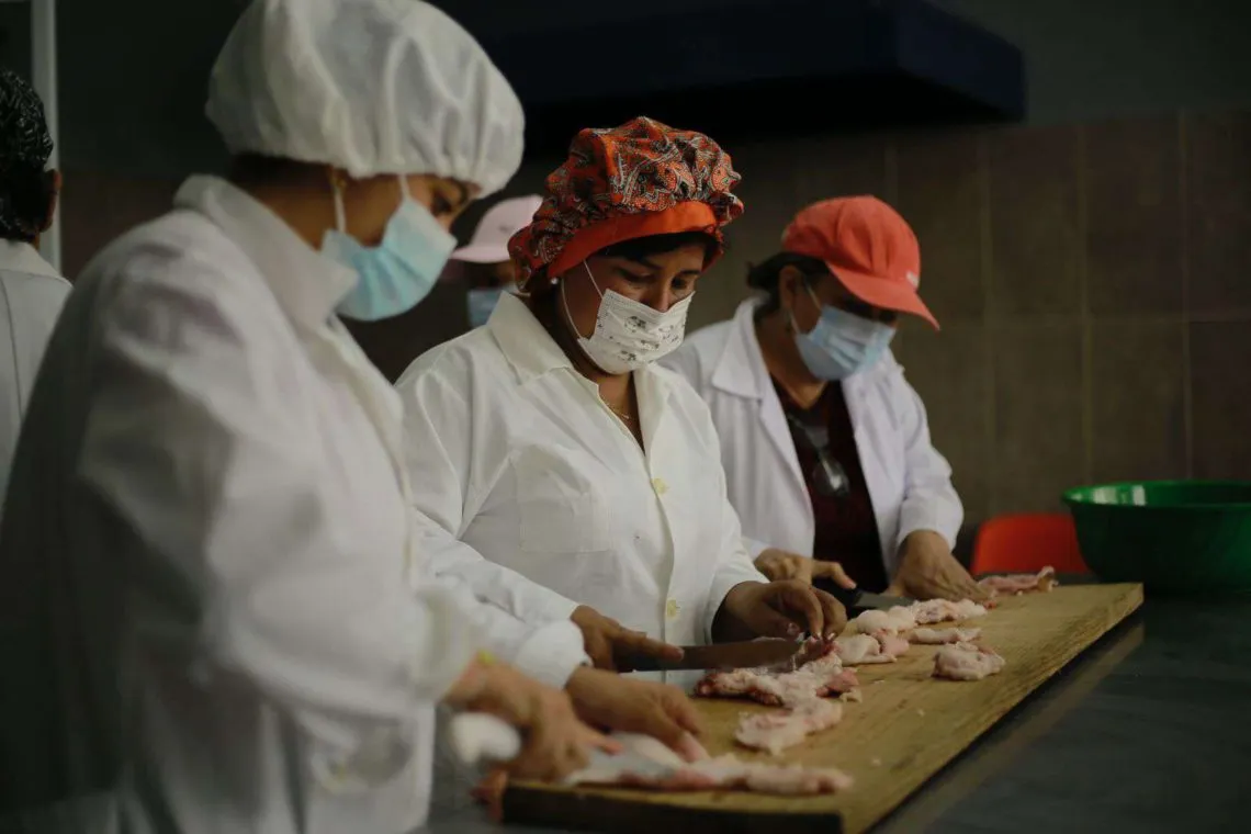 Huejutla impulsa el autoempleo con taller de elaboración de productos cárnicos