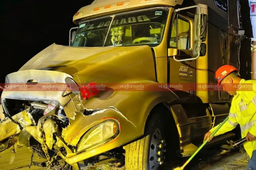 Tráiler pierde el control y provoca choque con camioneta en Arco Norte