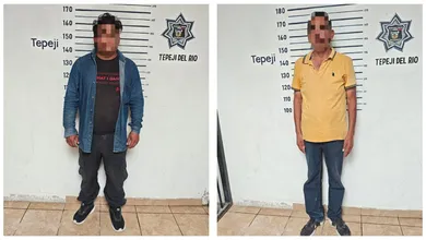 Policías aseguran bidones con presunto hidrocarburo durante operativo en Tepeji.