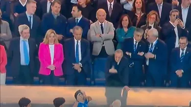Florentino Pérez se emcara con aficionado en el Santiago Bernabéu