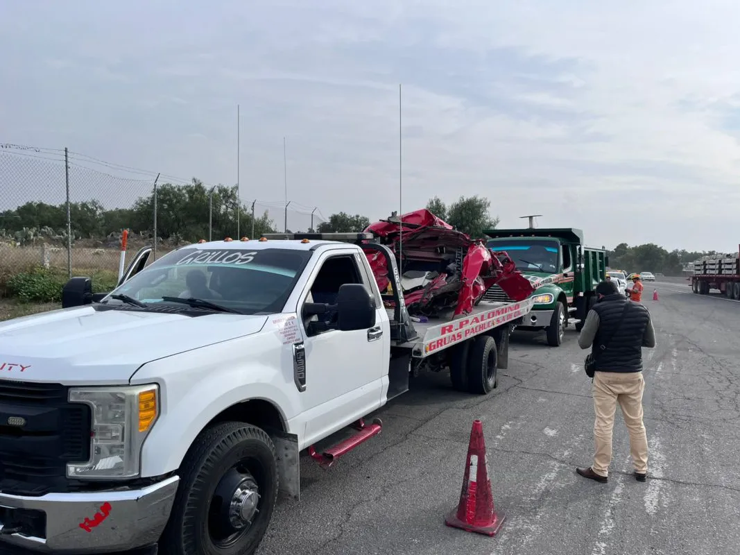 Autopista México-Pachuca: aparatoso accidente entre auto y camión deja dos lesionados