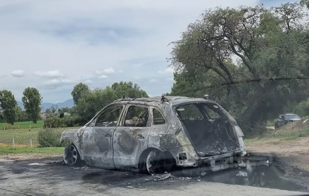 Se calcina automóvil sobre el Arco Norte