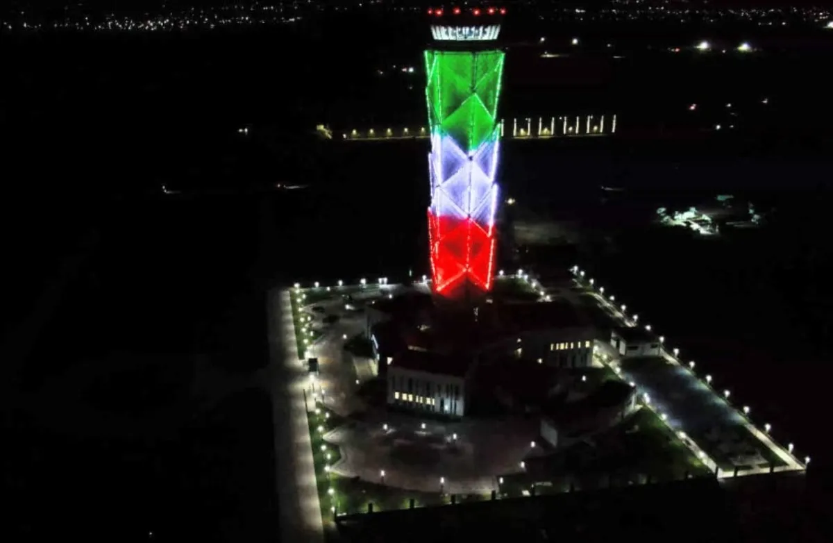 Caseta de autopista donde pasajeros del AIFA pueden exentar el pago mostrando su pase de abordar.