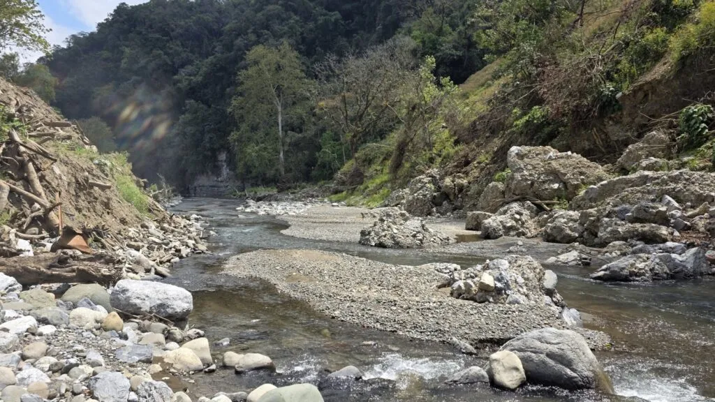Arrancan trabajos en Río Tlacolula tras inundaciones en Tianguistengo