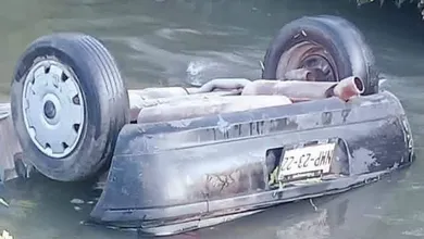 Hallan a mujer sin vida dentro de un auto en canal de Hidalgo; investigan si era policía estatal