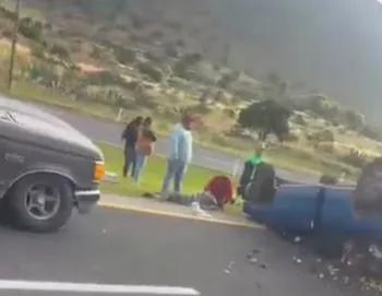 Camioneta con frutas y verduras vuelca en la Pachuca-Tulancingo
