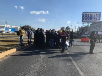 Bomberos de Tizayuca bloquean carretera; alcaldía atiende reclamo