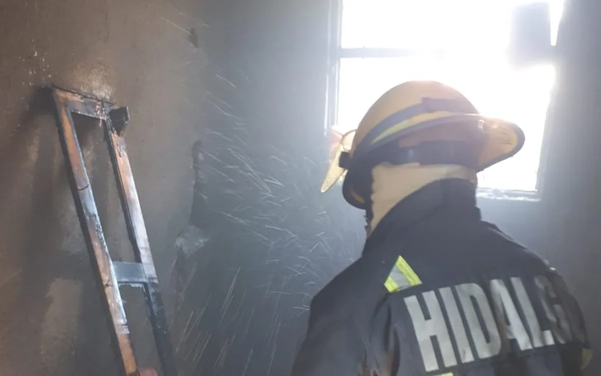 Sofocan incendio en Ampliación Santa Julia, Pachuca