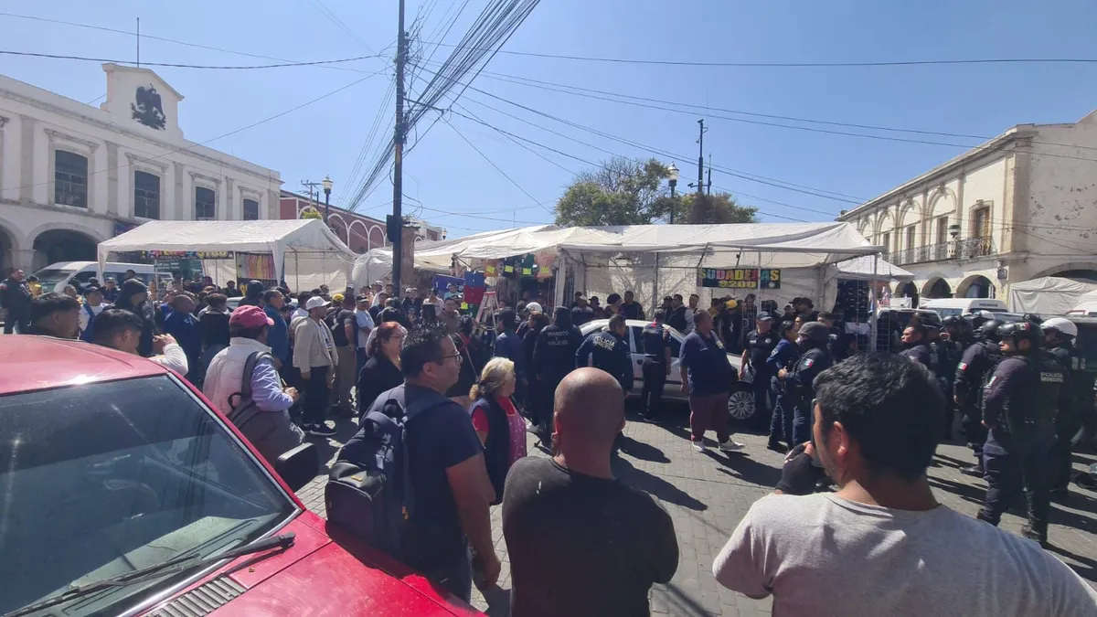 Comerciantes ambulantes se enfrentan frente al Mercado Primero de Mayo en Pachuca.