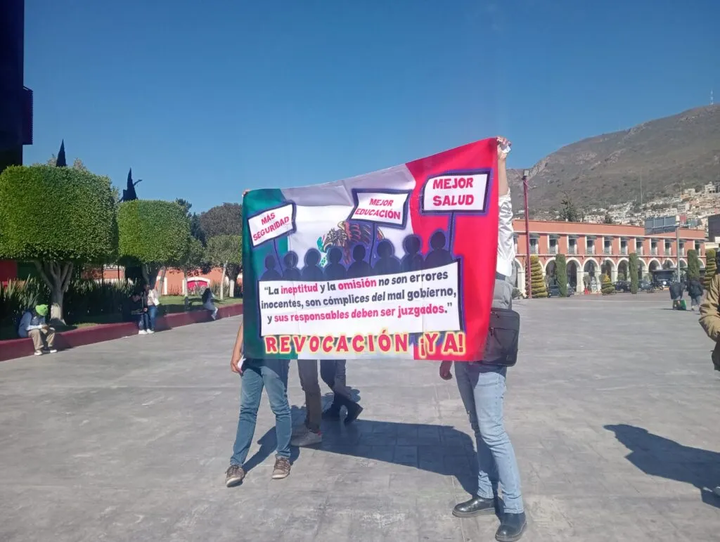 Piden consulta de Revocación de Mandato en Hidalgo durante marcha en Pachuca