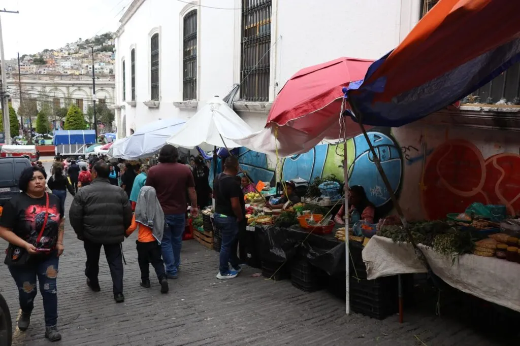 Protestan comerciantes del mercado Primero de Mayo por reubicación de ambulantes en Patoni