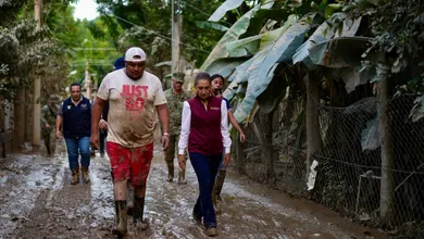 Claudia Sheinbaum promete apoyo total y agradece a brigadistas que atienden la emergencia en Hidalgo.