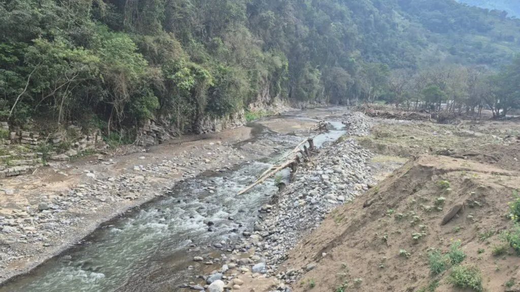 Arrancan trabajos en Río Tlacolula tras inundaciones en Tianguistengo
