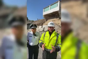 Colapsa barda en La Moraleja, cierran circulación