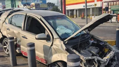 Auto chocado contra estación del Mexibús