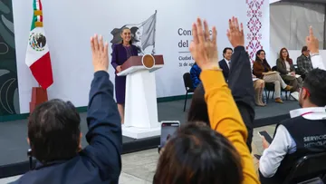 Ocho de cada 10 maestros apoyan regular el uso de celulares en las escuelas de México. Sheinbaum y la SEP analizan nuevas medidas.