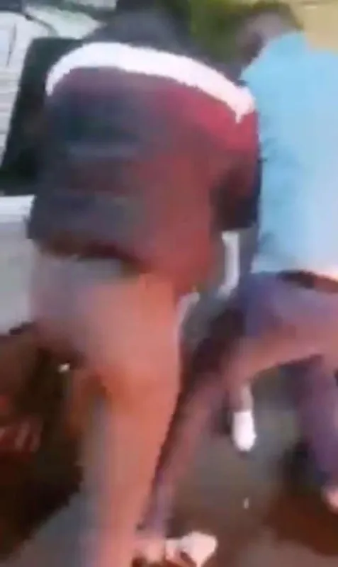 VIDEO | Chofer de combi embiste a asaltante y arrastra moto varios kilómetros; termina golpeado