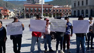 Familias de Cholula, Tianguistengo, exigen ayuda aérea ante el aislamiento de su comunidad.