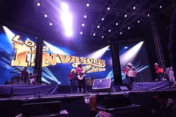 Los Cardenales e invasores de Nuevo León, ponen a cantar y bailar a sus fans en Teatro del Pueblo