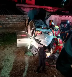 Cuatro jóvenes quedan heridos tras brutal choque contra vivienda en Ixmiquilpan; uno quedó prensado