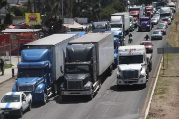 Transportistas bloquean el Bulevar Santa Catarina: esto es lo que piden
