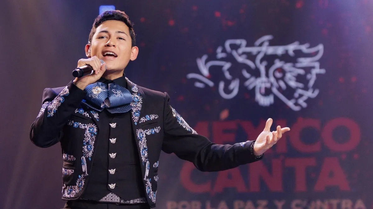 Sergio Maya en traje de mariachi durante “México Canta”.