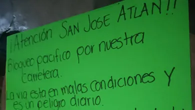 Bloqueo en San José Atlán por mal estado de carretera.
