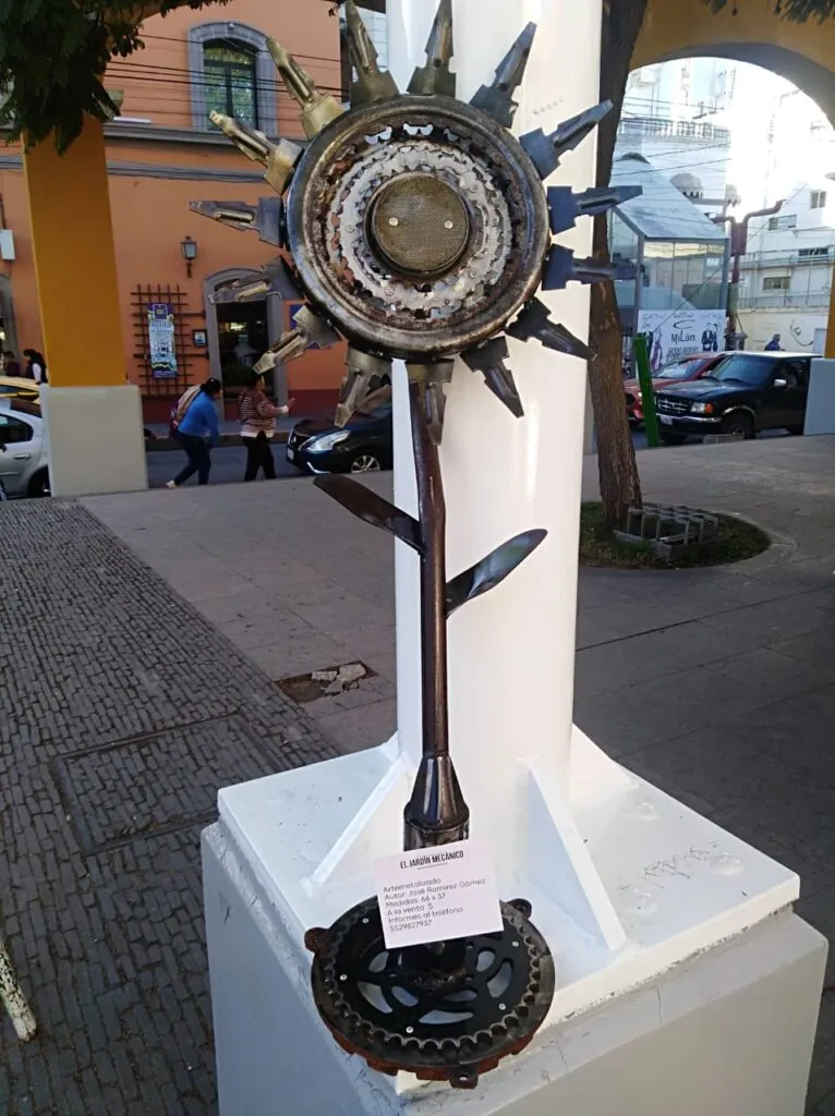 José Ramírez transforma la chatarra en arte metalizado