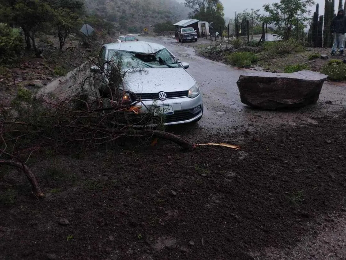 Roca destroza automóvil al caerle encima en carretera de Pacula