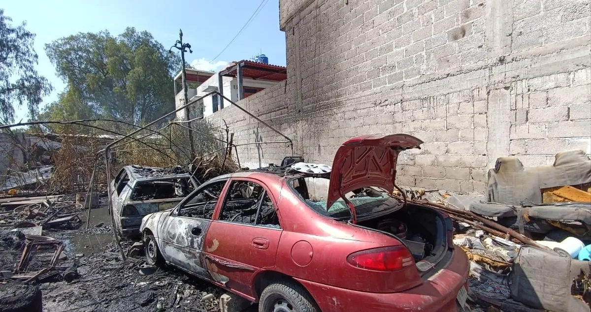 Mixquiahuala: fuerte incendio consume taller mecánico en zona centro