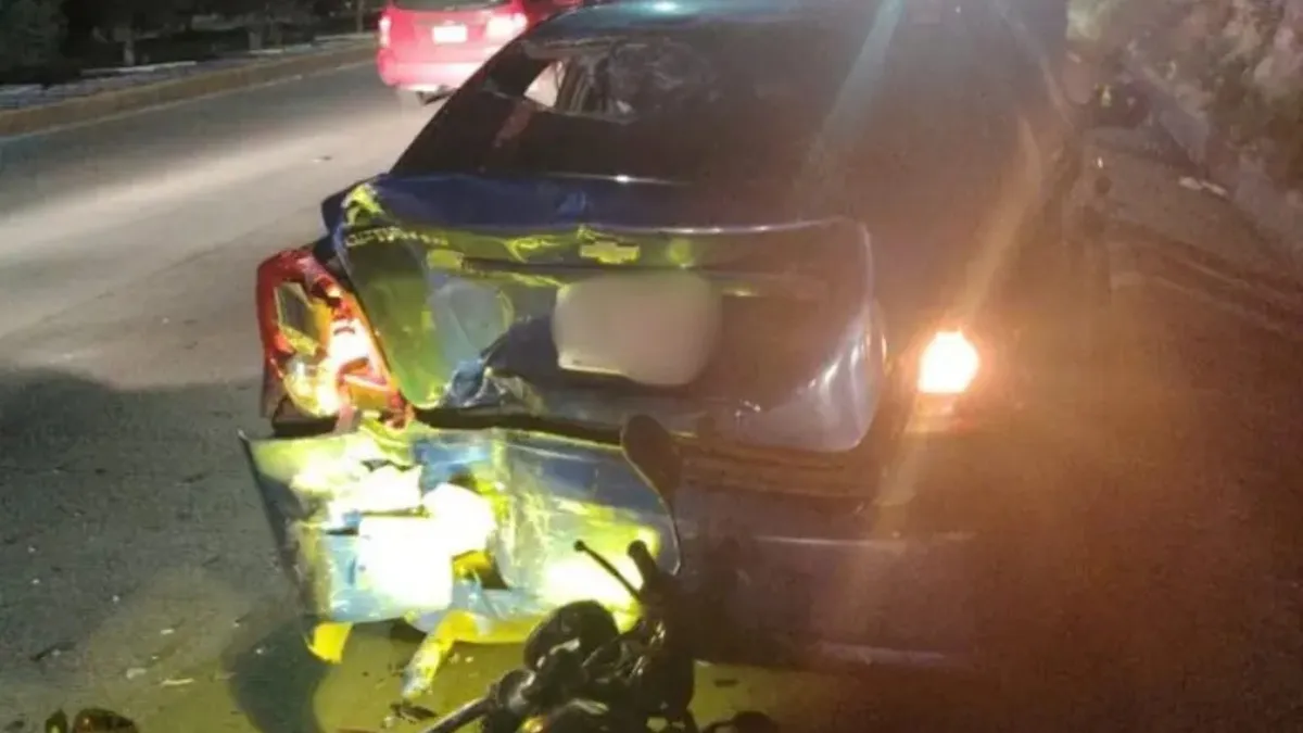 Choque entre moto y auto en bulevar Colosio, Pachuca.