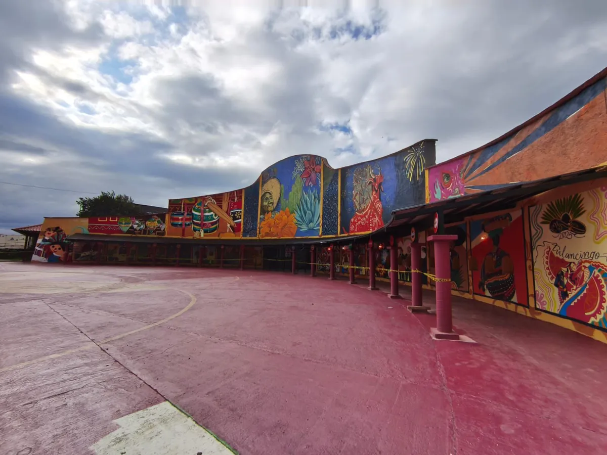 Mural cultural de gran formato en la Feria Tulancingo 2025, obra de Carmina Orta.