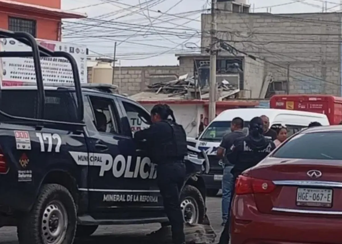 Patrulla de Mineral de la Reforma se estrella contra autos estacionados en la Providencia: un lesionado