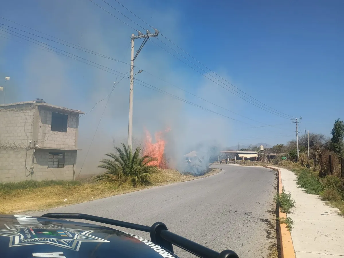 Fuerte incendio moviliza a cuerpos de emergencia en Ixmiquilpan