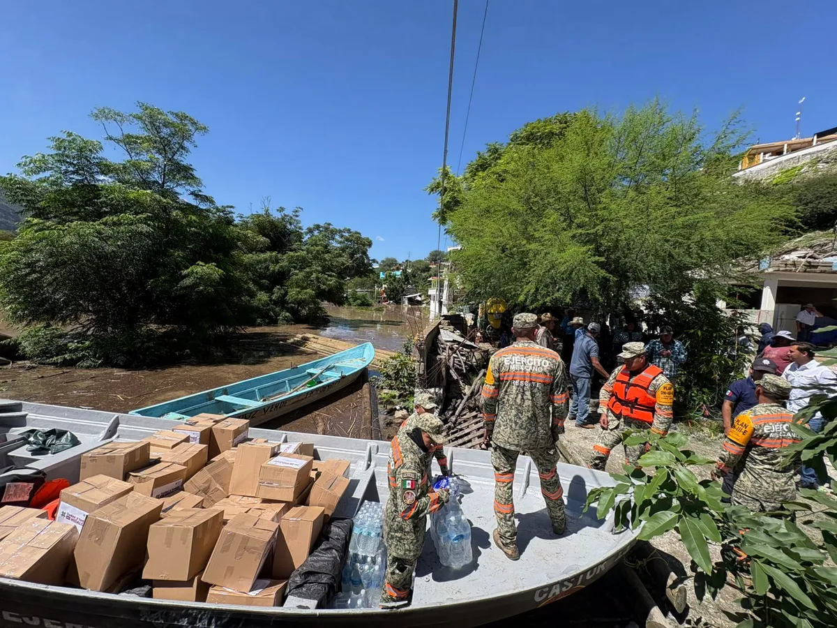 Militares realizan labores de auxilio