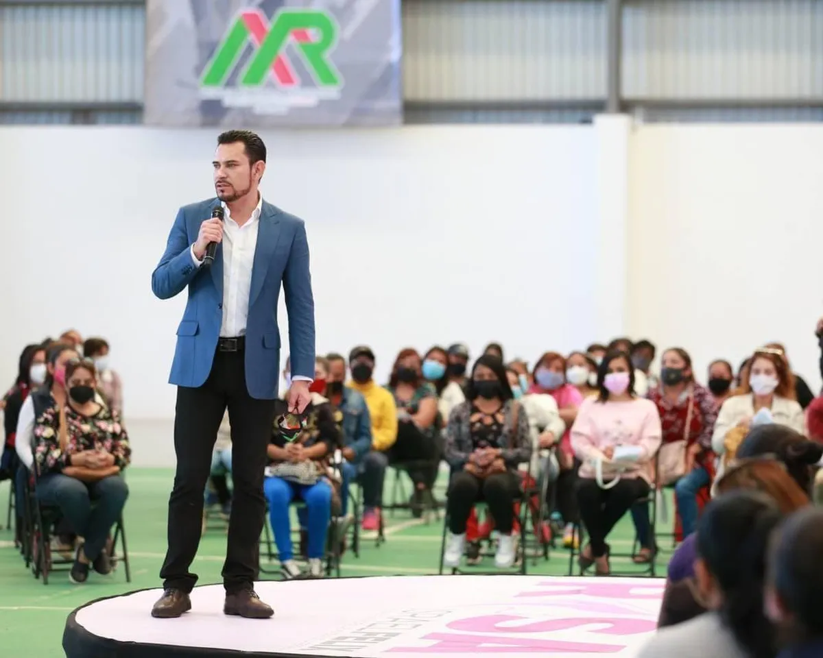 Mineral de la Reforma: entregan computadoras y dan becas a estudiantes