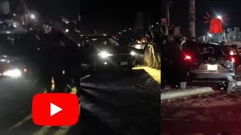 Aficionados rodean el vehículo del conductor señalado de atropellar a varias personas durante una celebración en Zempoala.