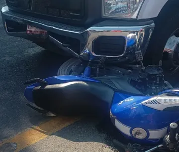 Ixmiquilpan: camioneta impacta a motociclistas; dos mujeres lesionadas