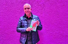 A través de sus páginas, La bruma y el detective se transforma en un viaje filosófico