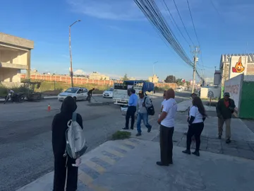 Con protesta y bacheo, vecinos exigen rehabilitación de vialidad principal en Tizayuca