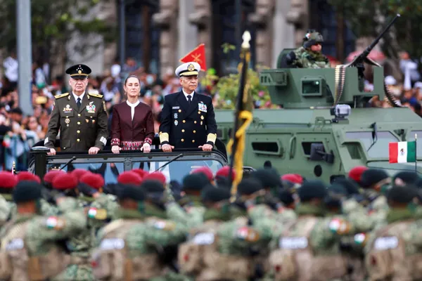 La presidenta recalcó respeto al Ejército y aseguró que el desfile del 20 de noviembre se llevará a cabo como cada año.