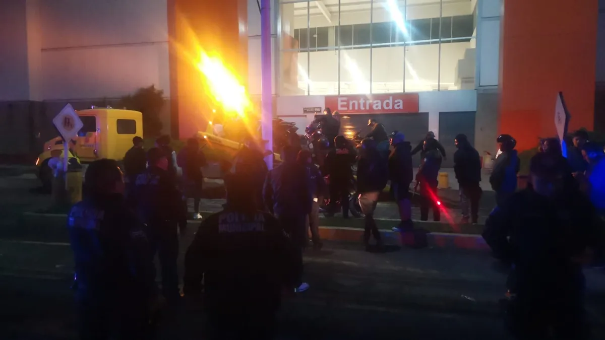 Tulancingo: en operativo relámpago, aseguran 21 motos en estacionamiento de centro comercial