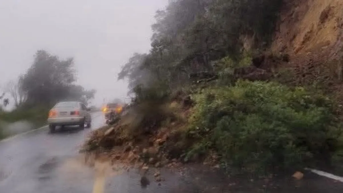 Deslave en carretera Real del Monte–Huasca