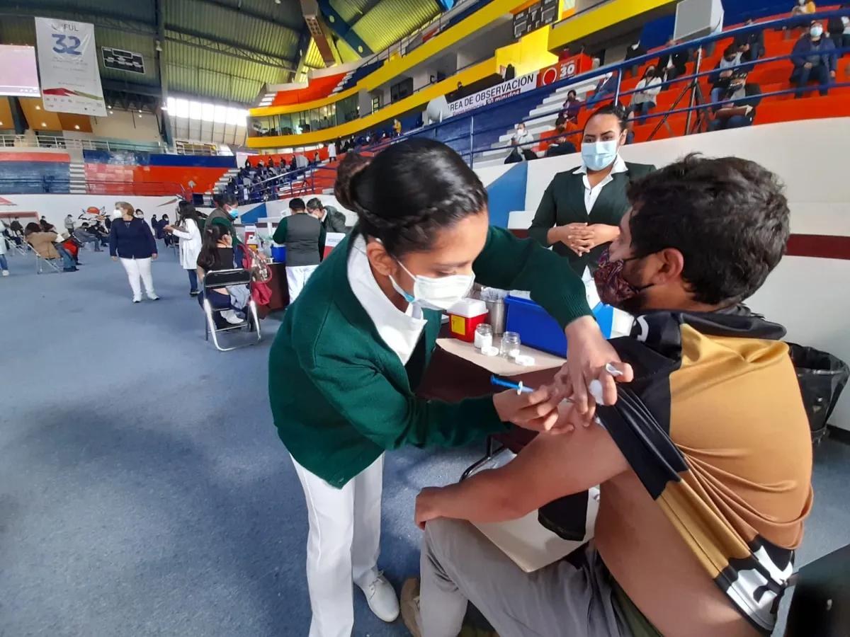 Maestros en paro, acuden a recibir vacuna de refuerzo contra Covid