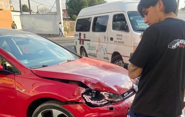 Choque entre auto particular y camioneta de pasajeros en Tizayuca