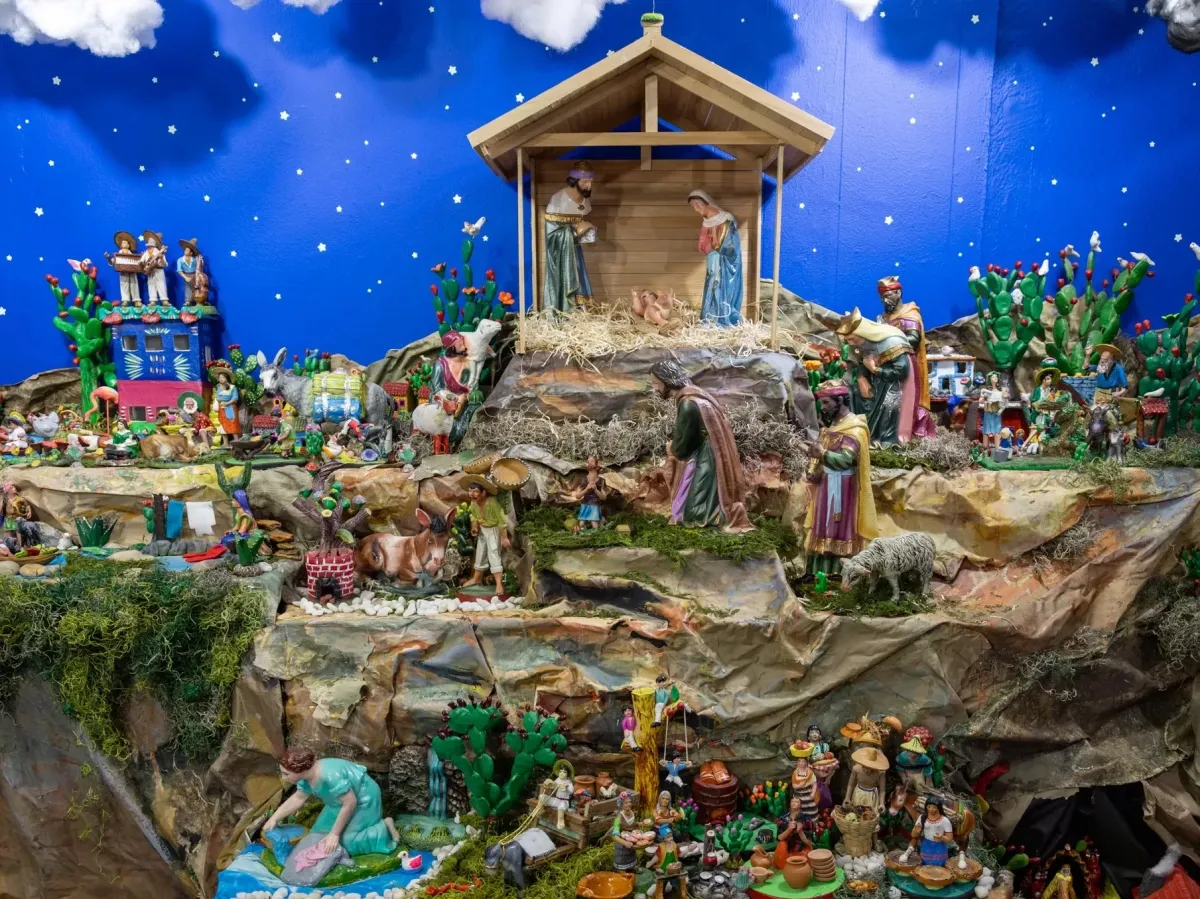 Nacimiento en México elaborado de forma artesanal como parte de la tradición navideña.