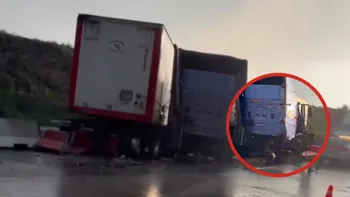 Tráiler accidentado sobre la Autopista Arco Norte.