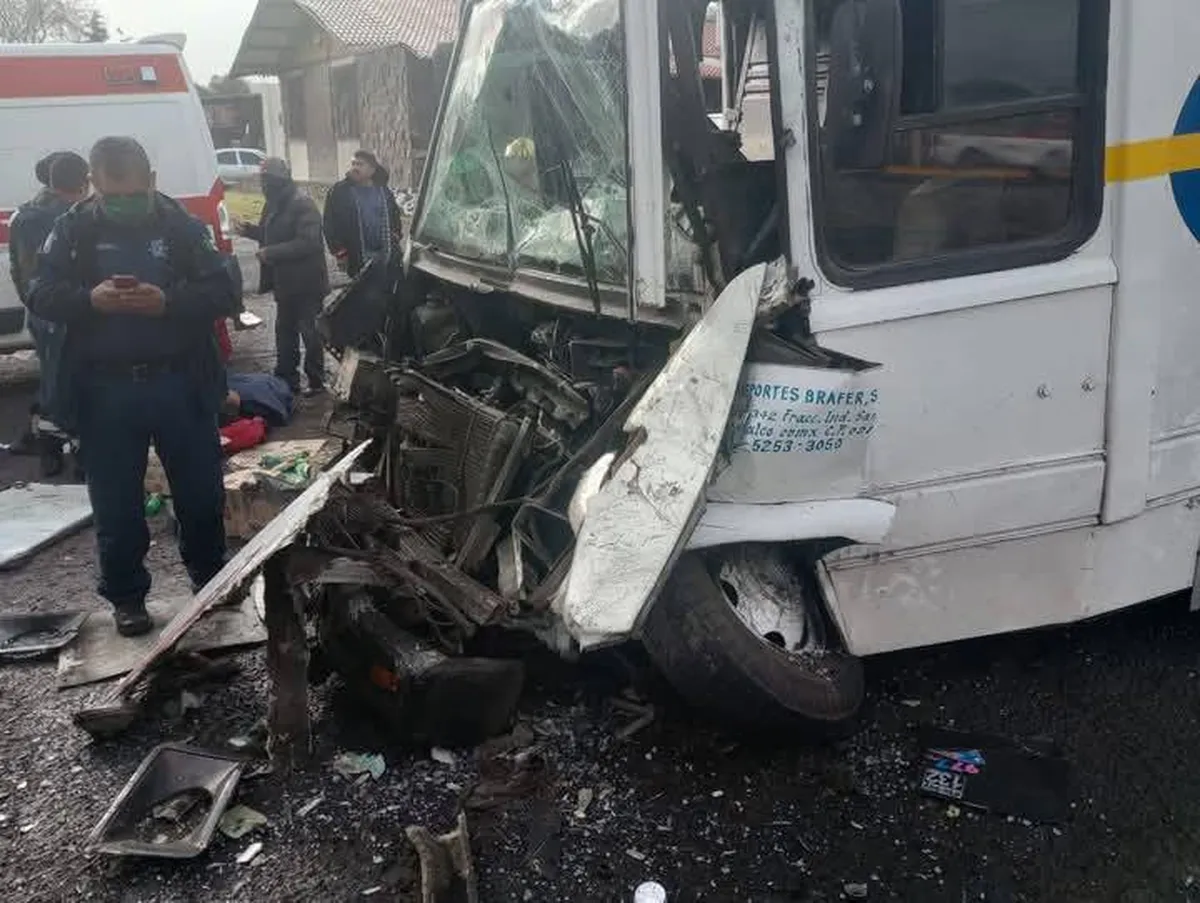 Accidente entre pipa de gas y camioneta en la México-Tuxpan deja dos lesionados en Tulancingo