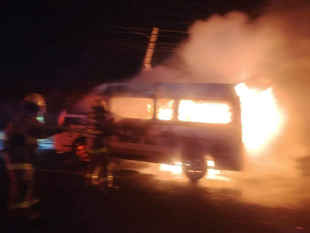 Camioneta calcinada en Pachuca